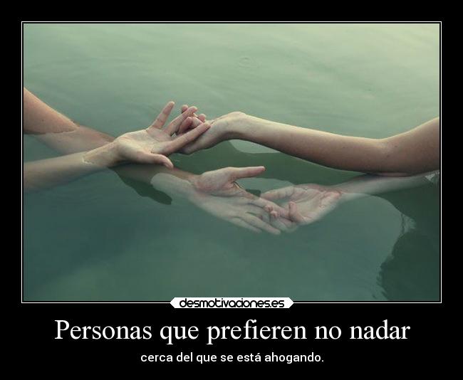 Personas que prefieren no nadar - cerca del que se está ahogando.