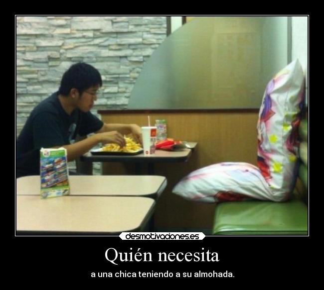 Quién necesita - a una chica teniendo a su almohada.