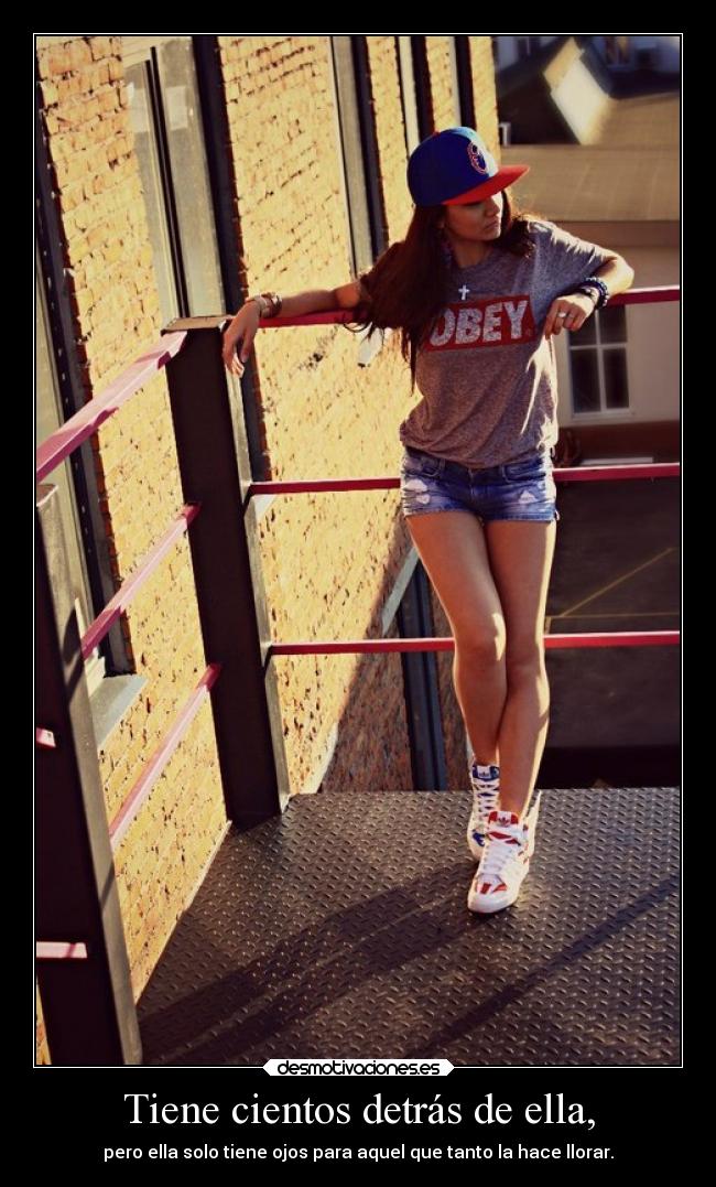 Tiene cientos detrás de ella, - pero ella solo tiene ojos para aquel que tanto la hace llorar.