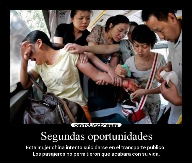 Segundas oportunidades - Esta mujer china intento suicidarse en el transporte publico. 
Los pasajeros no permitieron que acabara con su vida.
