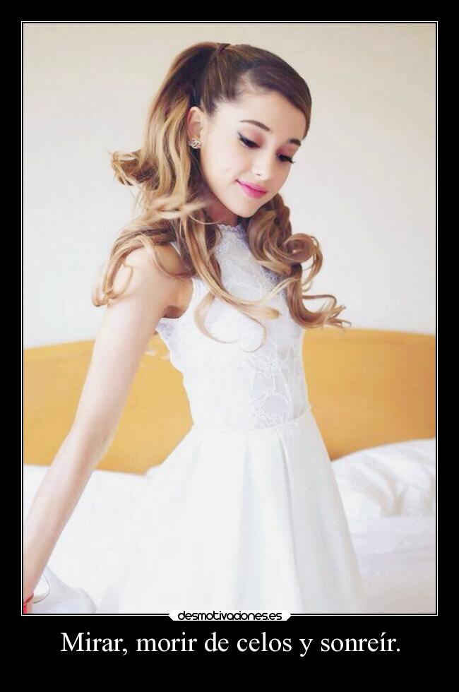 Mirar, morir de celos y sonreír. -