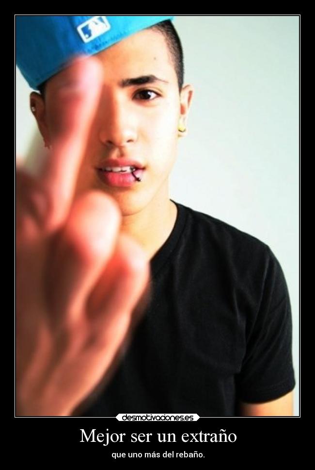 Mejor ser un extraño - que uno más del rebaño.