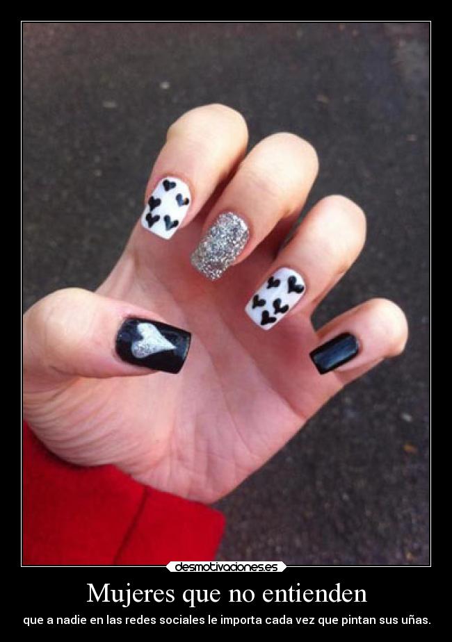 Mujeres que no entienden - que a nadie en las redes sociales le importa cada vez que pintan sus uñas.