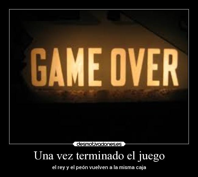 Una vez terminado el juego - el rey y el peón vuelven a la misma caja