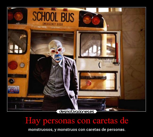 Hay personas con caretas de - 