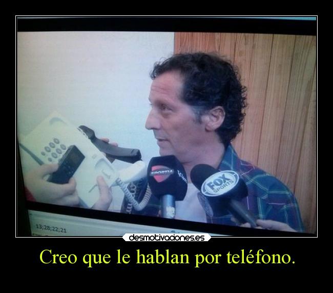 Creo que le hablan por teléfono. - 