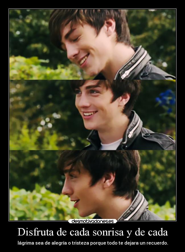 Disfruta de cada sonrisa y de cada - lágrima sea de alegría o tristeza porque todo te dejara un recuerdo.