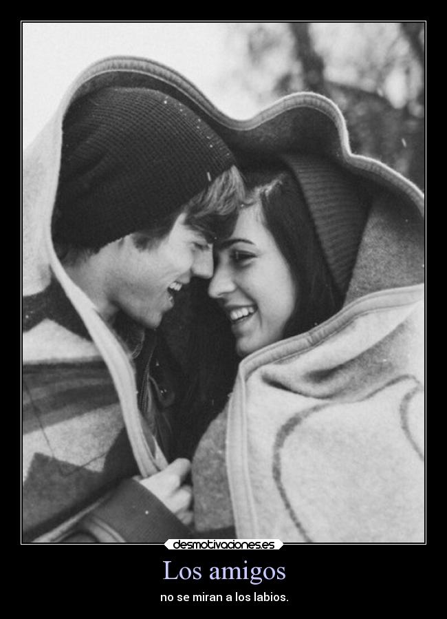 Los amigos - no se miran a los labios.