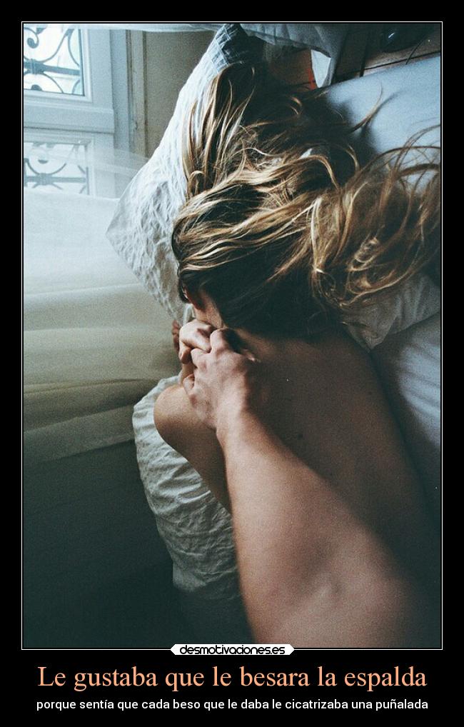 Le gustaba que le besara la espalda -
