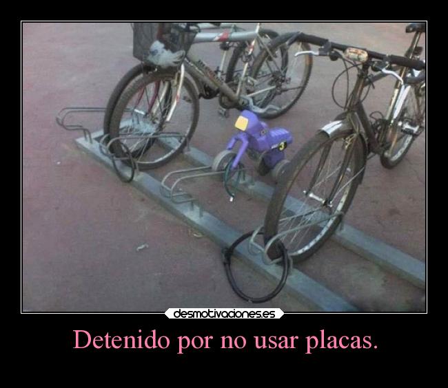 Detenido por no usar placas. - 