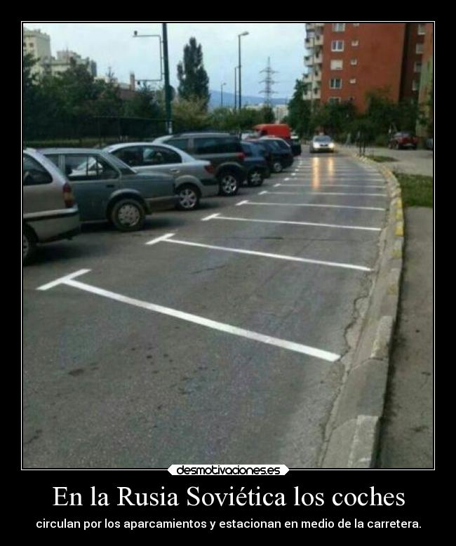 En la Rusia Soviética los coches - circulan por los aparcamientos y estacionan en medio de la carretera.