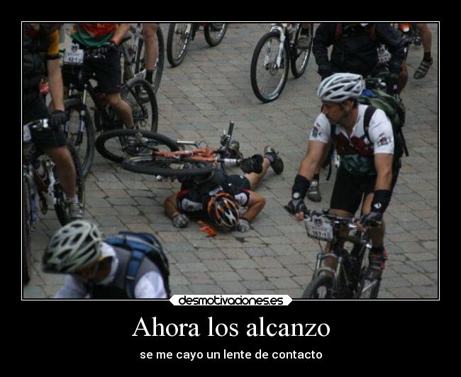 Ahora los alcanzo - se me cayo un lente de contacto