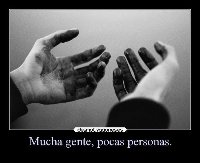 Mucha gente, pocas personas. - 