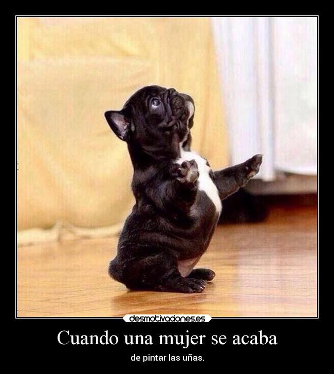 Cuando una mujer se acaba - de pintar las uñas.