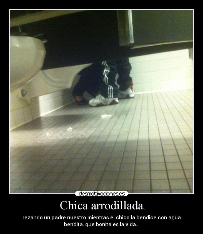 Chica arrodillada - rezando un padre nuestro mientras el chico la bendice con agua
bendita. que bonita es la vida...