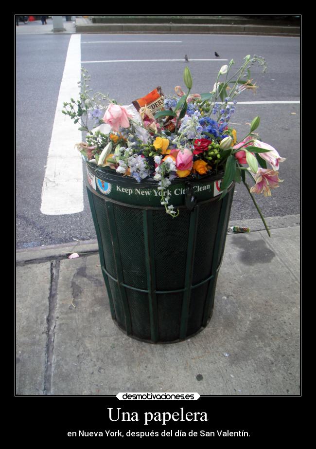 Una papelera - en Nueva York, después del día de San Valentín.