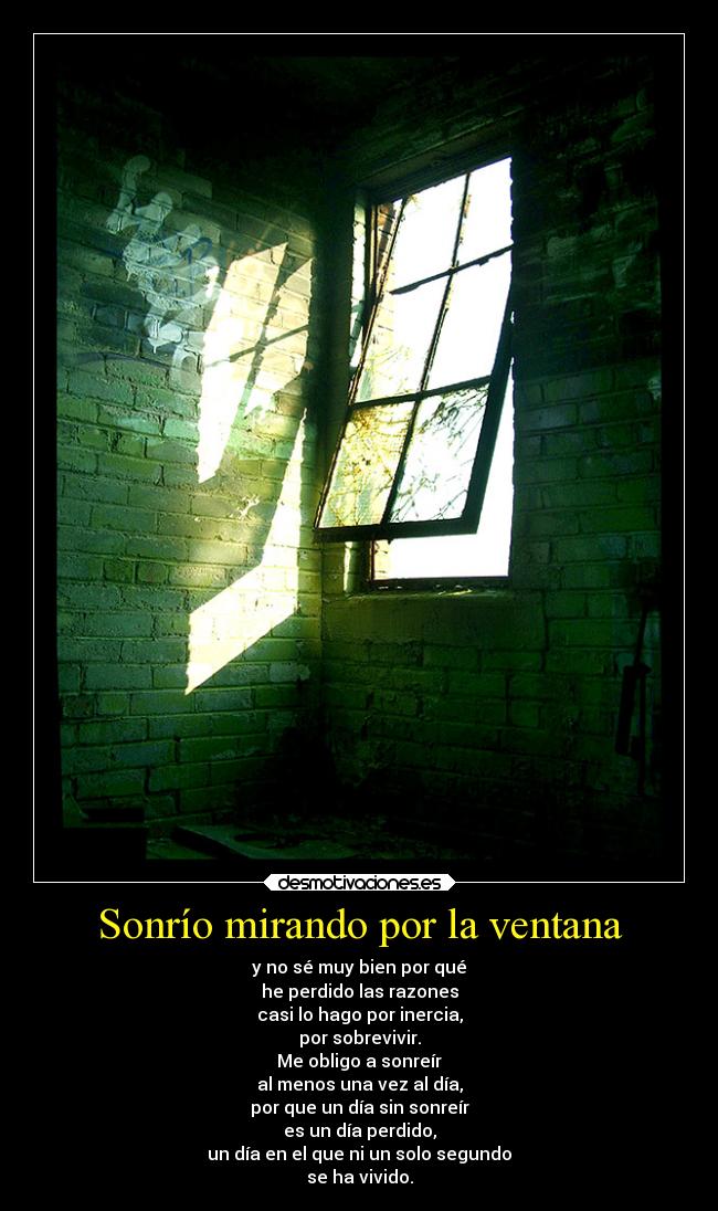 Sonrío mirando por la ventana -