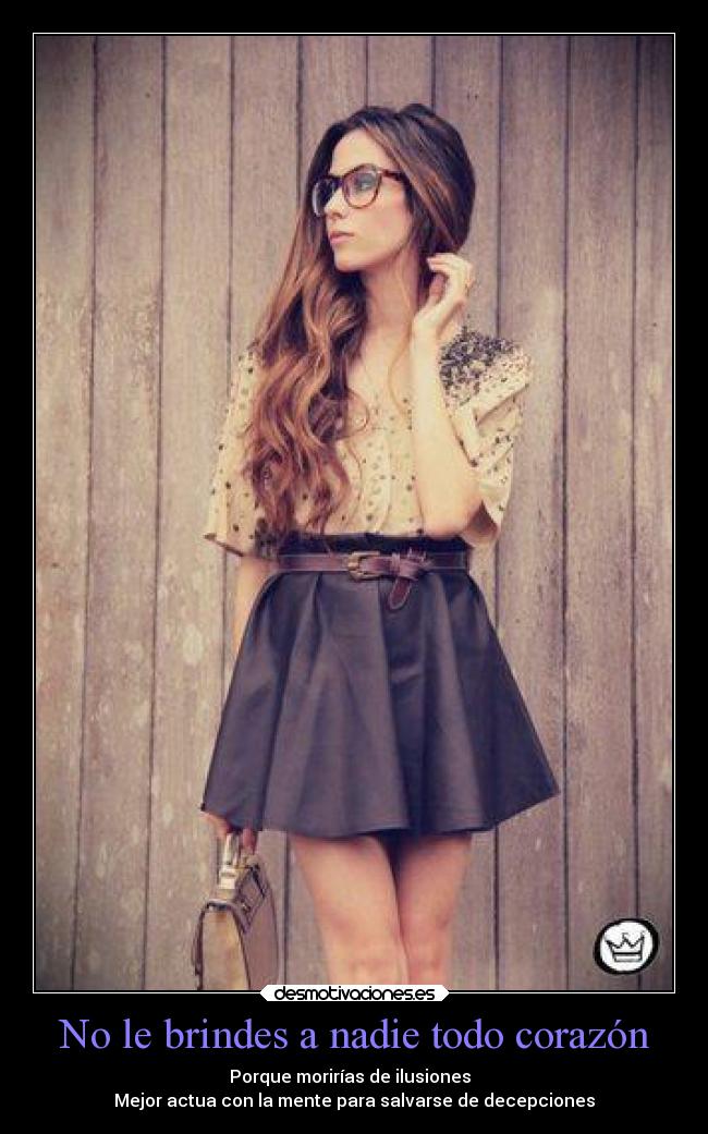 No le brindes a nadie todo corazón - Porque morirías de ilusiones  
Mejor actua con la mente para salvarse de decepciones
