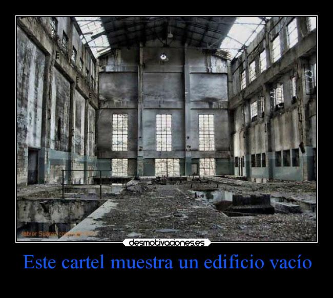 Este cartel muestra un edificio vacío -