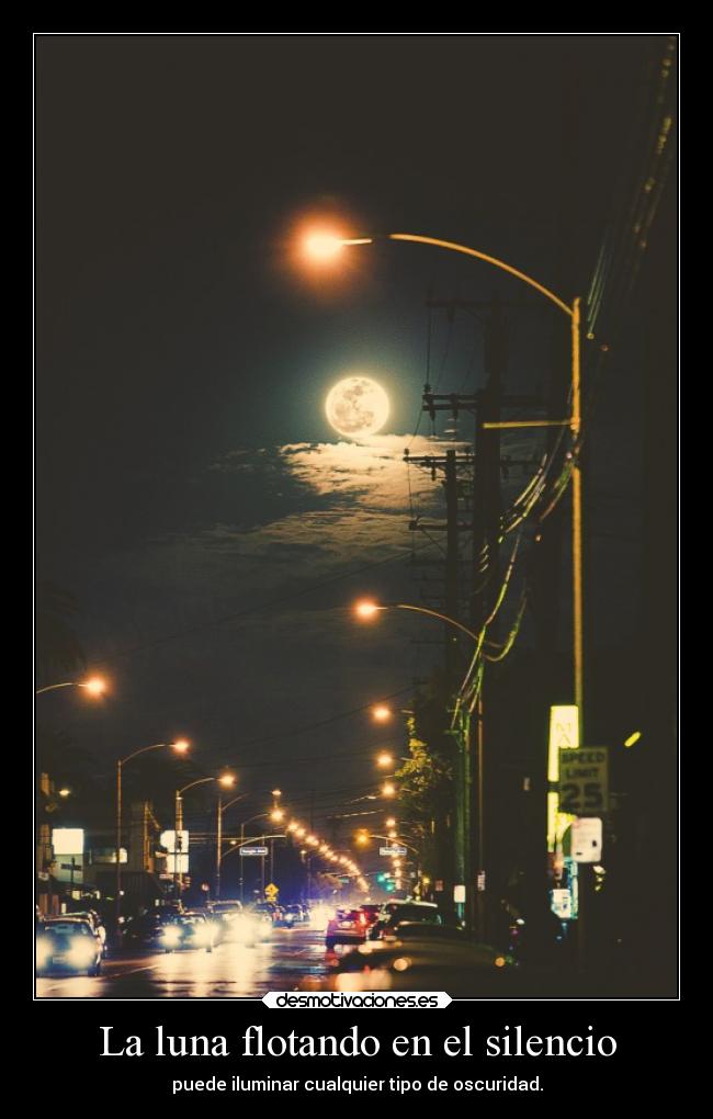 La luna flotando en el silencio -