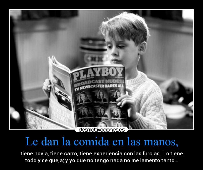 Le dan la comida en las manos, - 