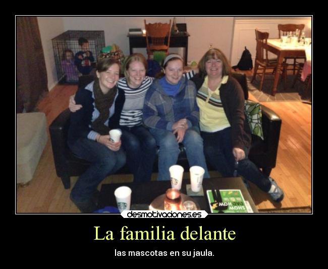 La familia delante - las mascotas en su jaula.