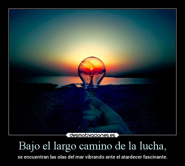 Bajo el largo camino de la lucha, - se encuentran las olas del mar vibrando ante el atardecer fascinante.