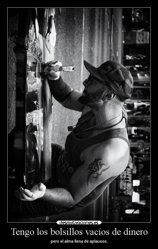 Tengo los bolsillos vacíos de dinero -