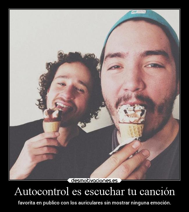 Autocontrol es escuchar tu canción - favorita en publico con los auriculares sin mostrar ninguna emoción.