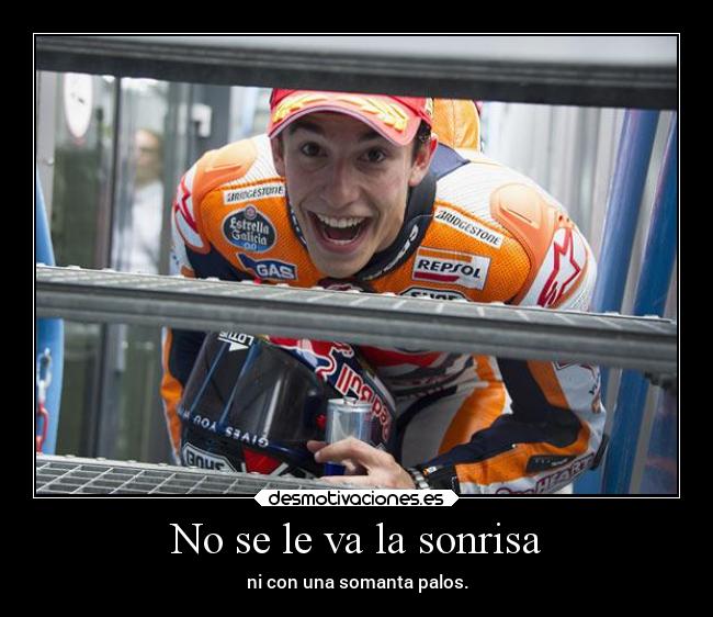 No se le va la sonrisa - ni con una somanta palos.