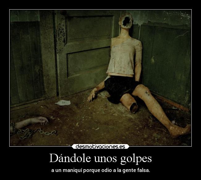 Dándole unos golpes -