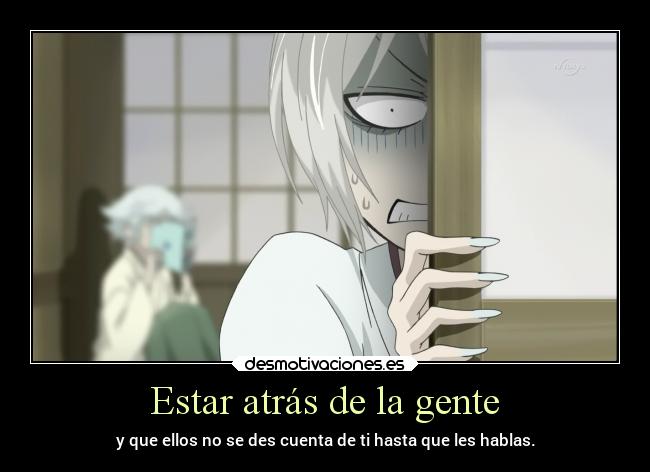 Estar atrás de la gente -