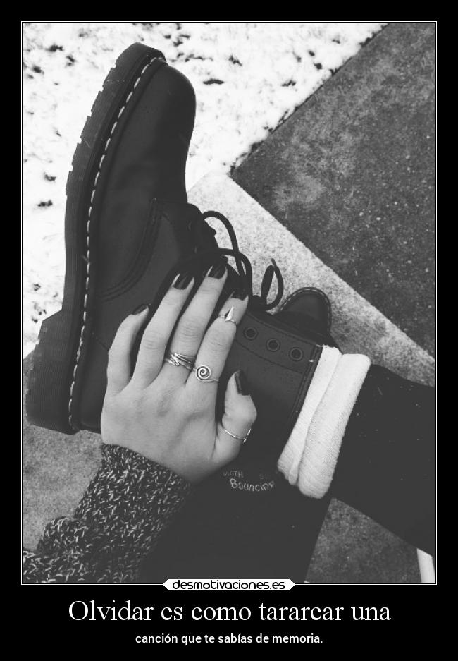 Olvidar es como tararear una - canción que te sabías de memoria.