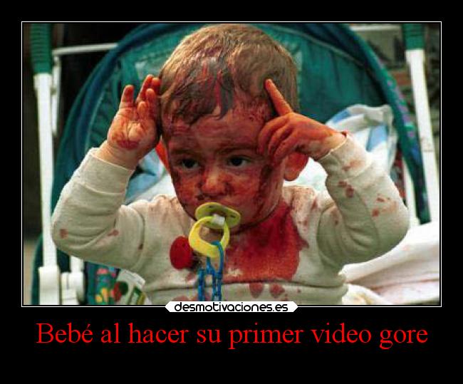 Bebé al hacer su primer video gore -