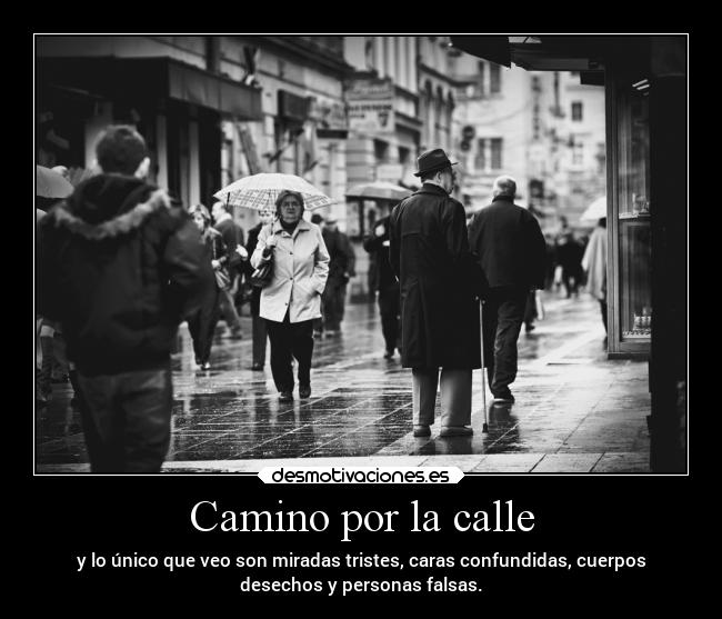 Camino por la calle -