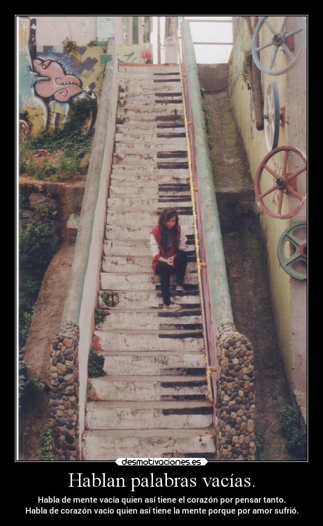 Hablan palabras vacías. - Habla de mente vacía quien así tiene el corazón por pensar tanto.
Habla de corazón vacío quien así tiene la mente porque por amor sufrió.