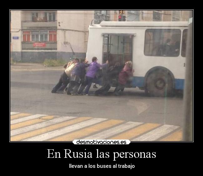 En Rusia las personas - llevan a los buses al trabajo