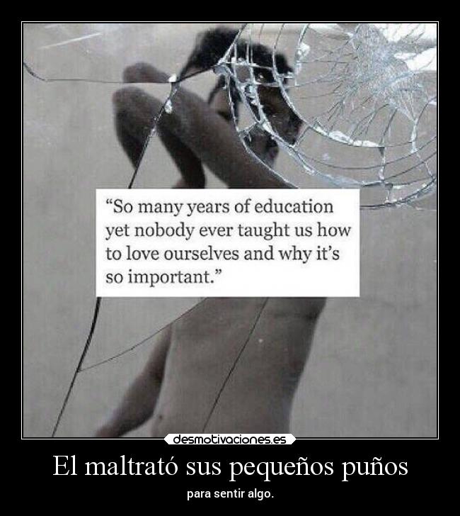 El maltrató sus pequeños puños -