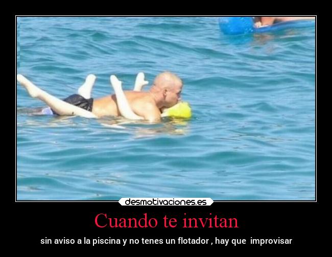 Cuando te invitan - sin aviso a la piscina y no tenes un flotador , hay que improvisar