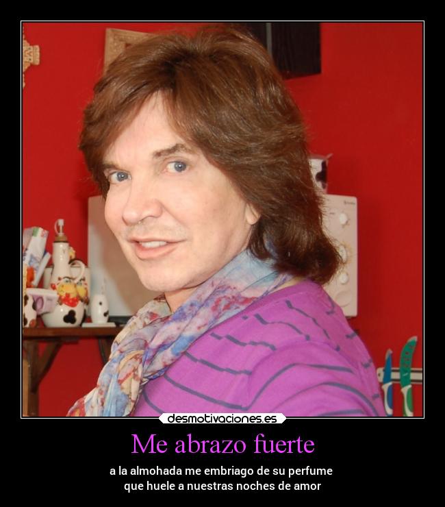 Me abrazo fuerte - a la almohada me embriago de su perfume
que huele a nuestras noches de amor