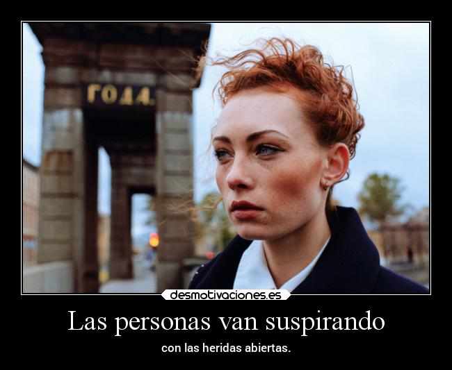 Las personas van suspirando -