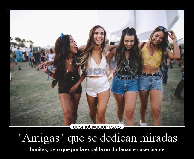 Amigas que se dedican miradas - 
