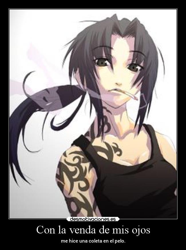 Con la venda de mis ojos - me hice una coleta en el pelo.