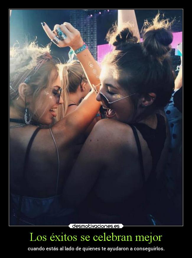 Los éxitos se celebran mejor - cuando estás al lado de quienes te ayudaron a conseguirlos.
