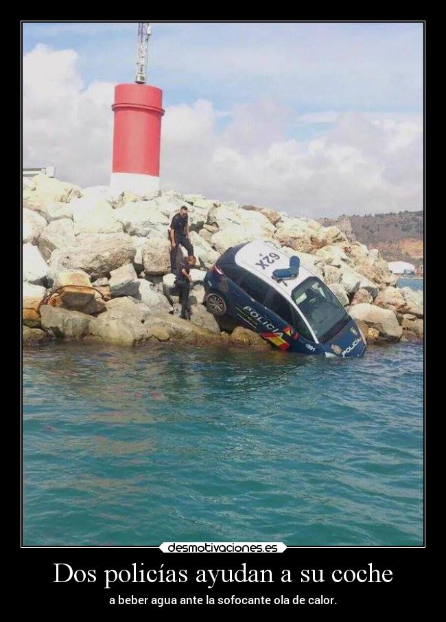 Dos policías ayudan a su coche - 