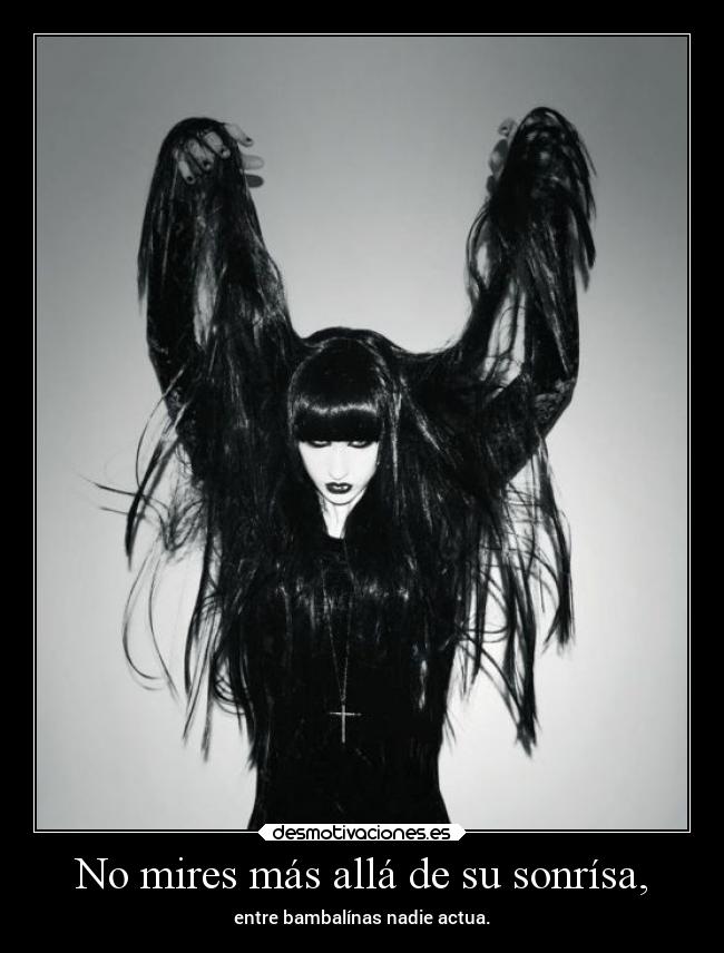 No mires más allá de su sonrísa, -