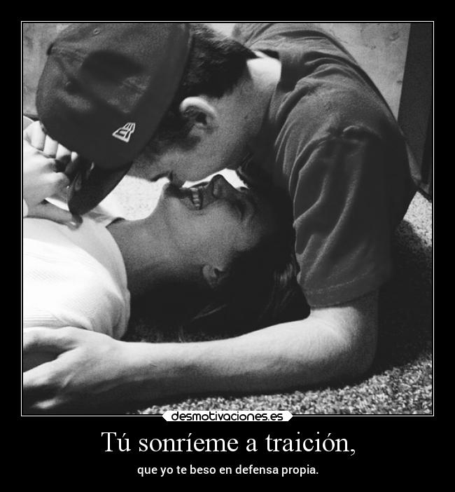 Tú sonríeme a traición, -