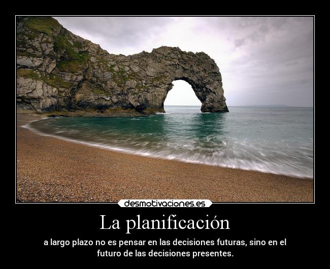 La planificación - a largo plazo no es pensar en las decisiones futuras, sino en el
futuro de las decisiones presentes.