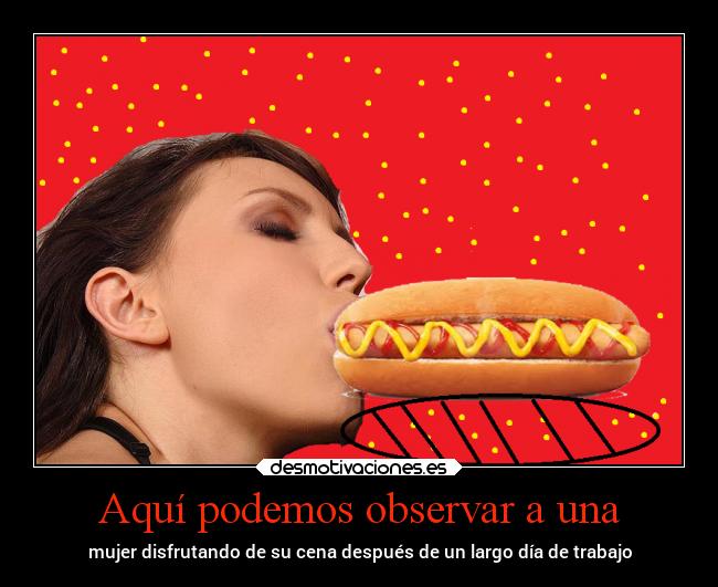 Aquí podemos observar a una - mujer disfrutando de su cena después de un largo día de trabajo