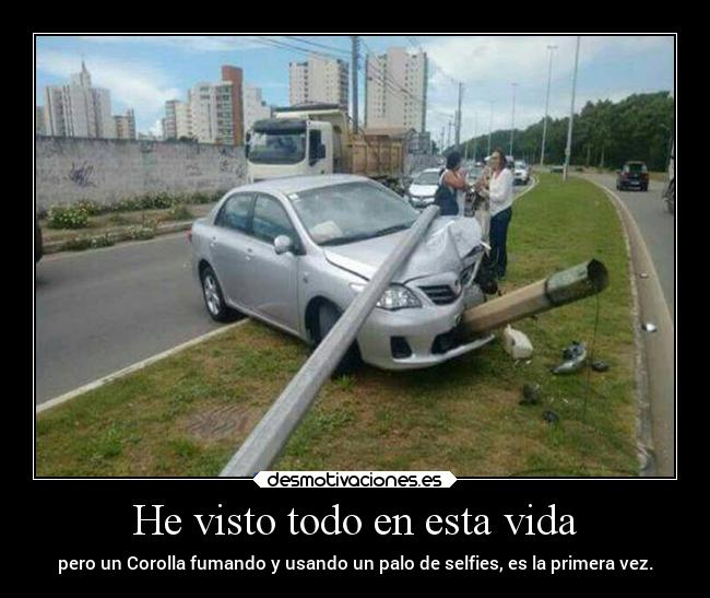 He visto todo en esta vida - pero un Corolla fumando y usando un palo de selfies, es la primera vez.